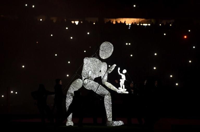 Artistas actúan en un espectáculo navideño después del partido de la Bundesliga alemana entre el Bayern Munich y el RB Leipzig en Munich, Alemania. 19 de diciembre del 2018. Christof STACHE / AFP