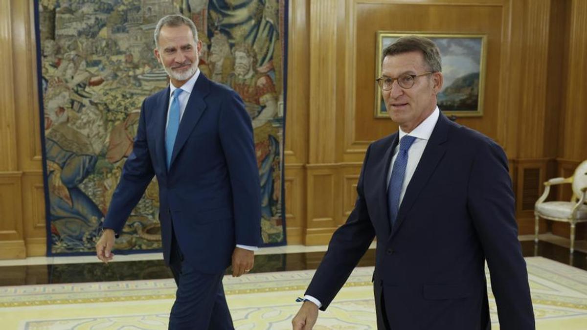 El rey Felipe VI y el líder del PP Alberto Núñez Feijóo.