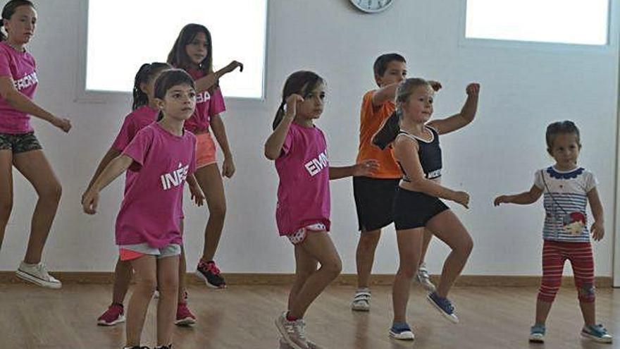 El barrio Siglo XXI comienza sus fiestas con un taller de baile para niños