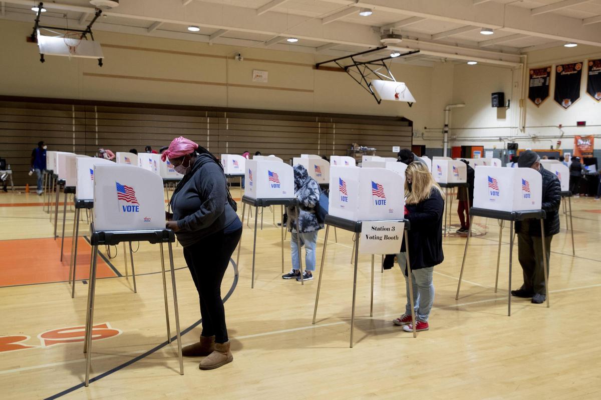 Varias personas votan en las elecciones de EEUU en 2020.
