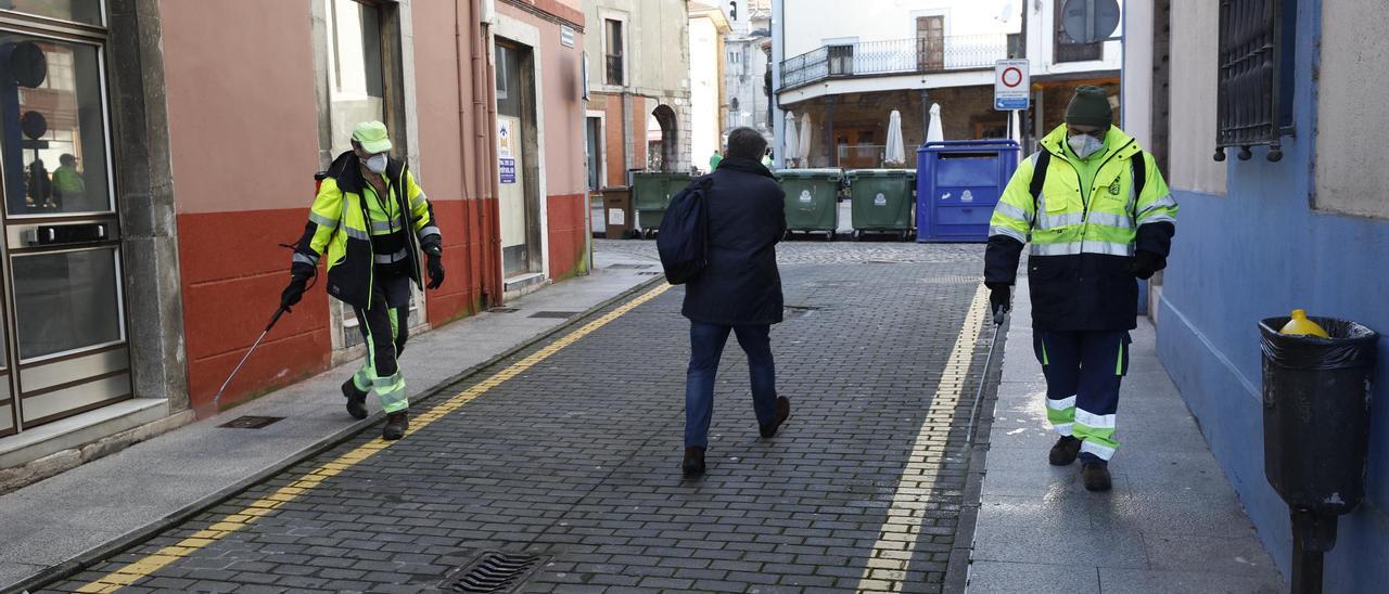 Operarios municipales, esta mañana, realizando labores de limpieza y desinfección en la villa.