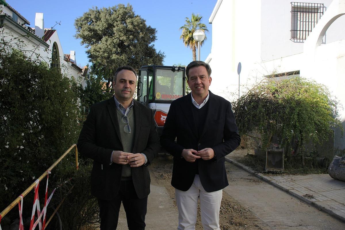 Javier Pineda y Aurelio Fernández, en las obras de la plaza Juan Ruiz de Castroviejo de Lucena.