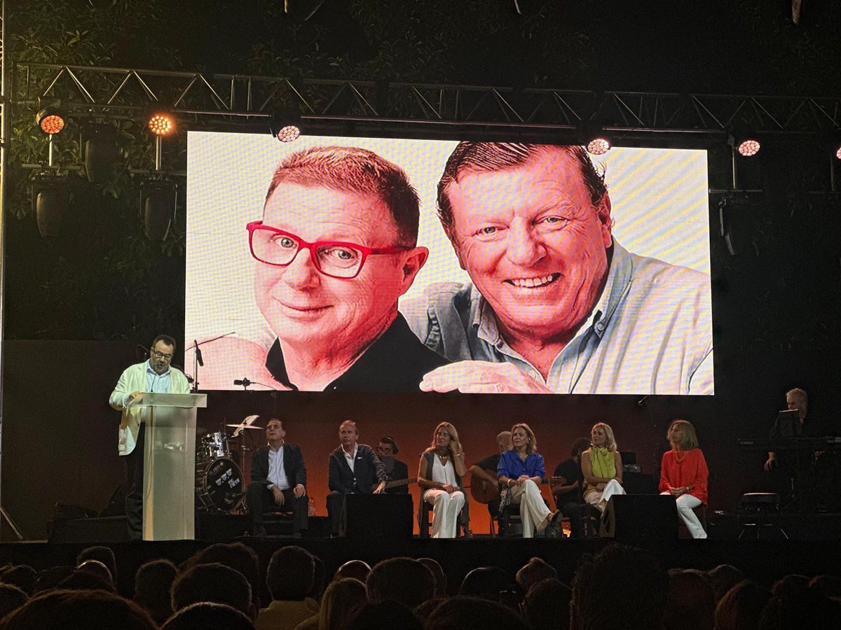 Momento del homenaje de Rafa Almarcha a sus amigos y artistas Los Morancos.