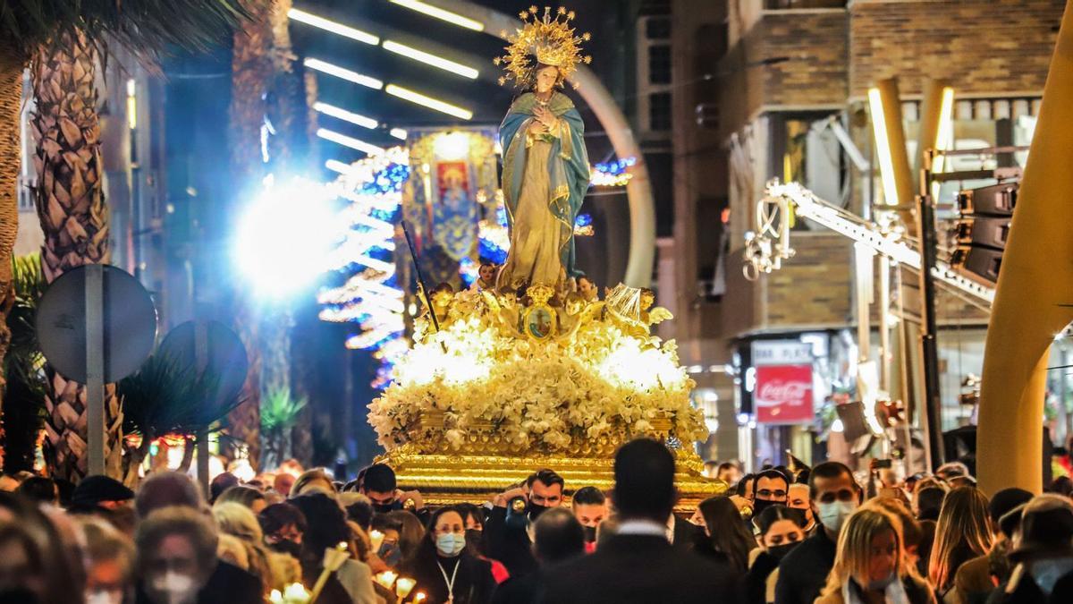 Imagen de La Purísima portada a hombros en procesión por las calles de Torrevieja para conmemorar el día de la patrona del municipio. | TONY SEVILLA