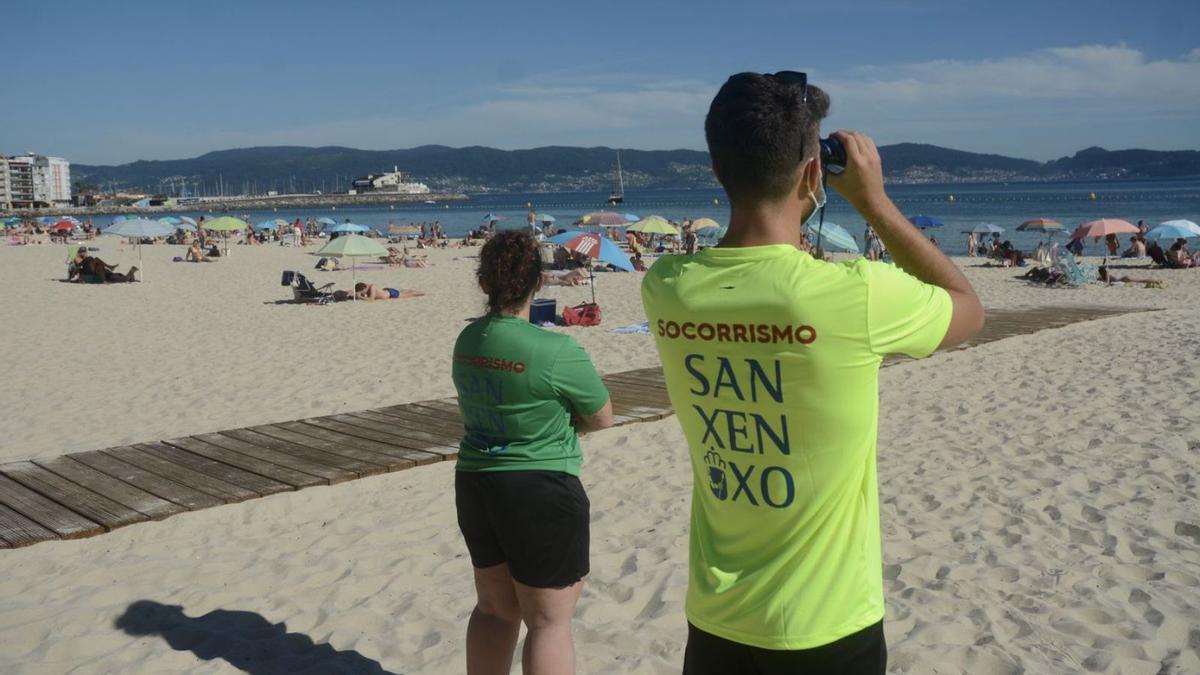 Socorristas en la playa de Silgar el verano pasado. |   // RAFA VÁZQUEZ