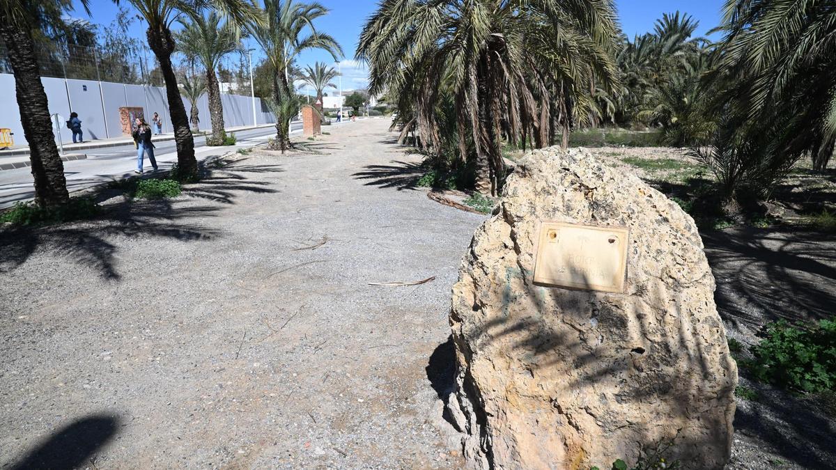 Acceso al que será el nuevo aparcamiento de la UMH en Elche