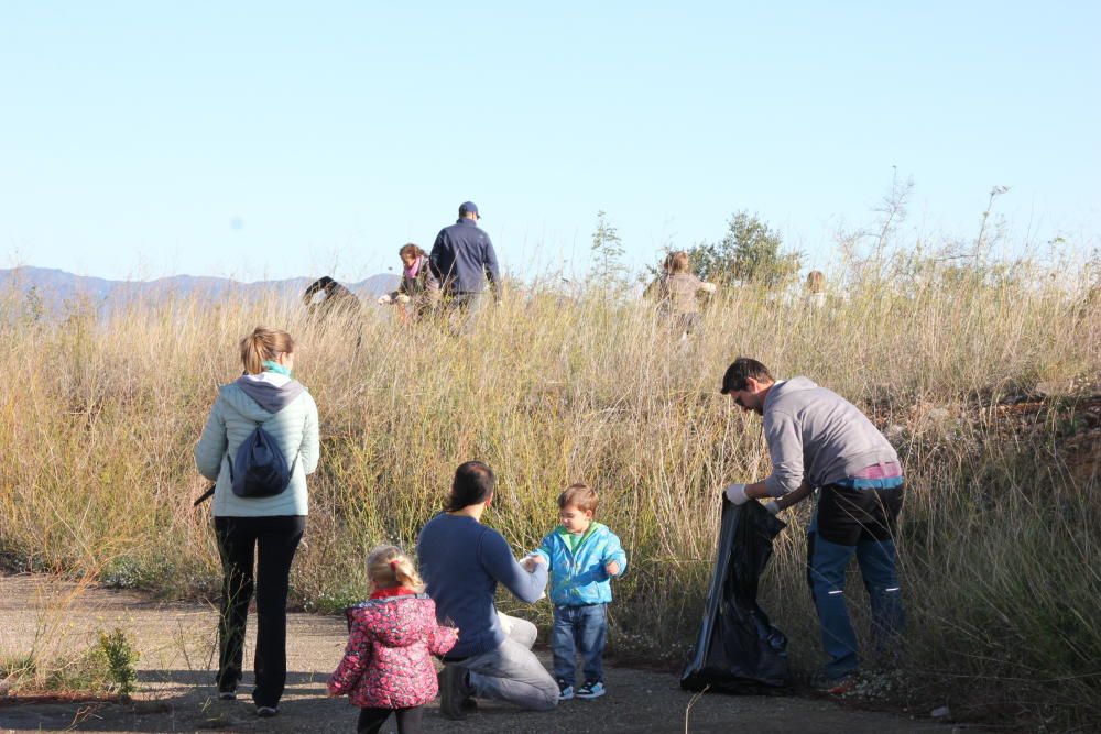 La gent del Far d''Empordà surt a netejar l''entorn.