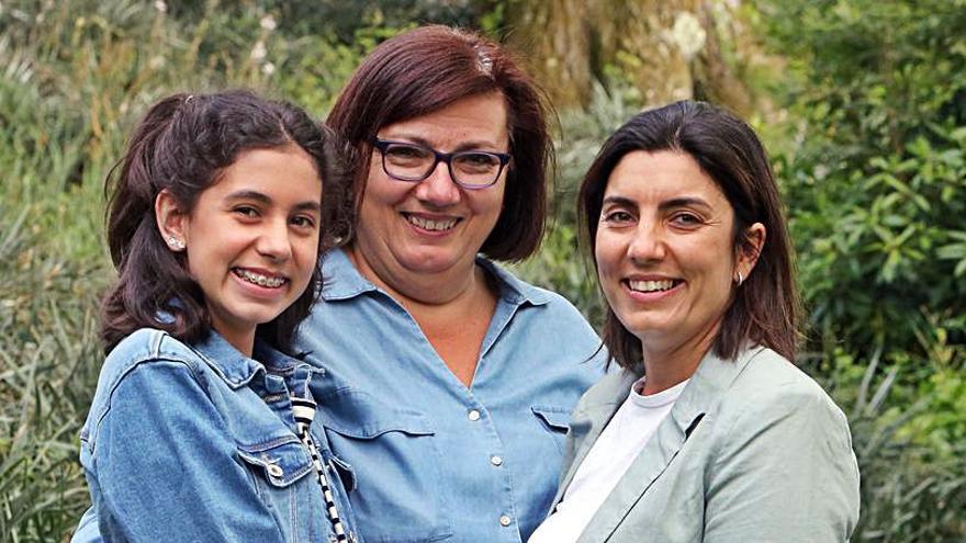 Sara, Montse y Montse: hija, abuela y madre en O Castro. 