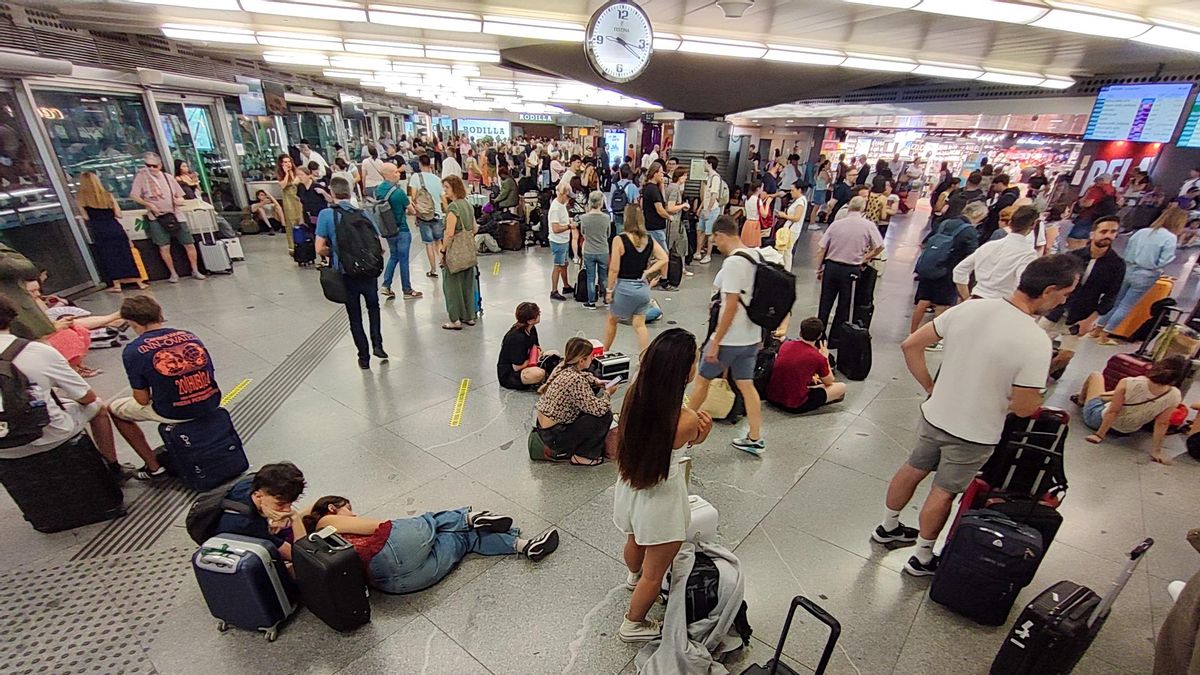Cientos de viajeros varados en la estación de Atocha