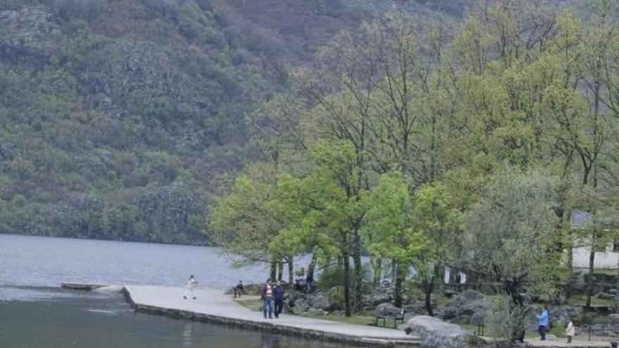 Un grupo de personas por las orillas del Lago de Sanabria.