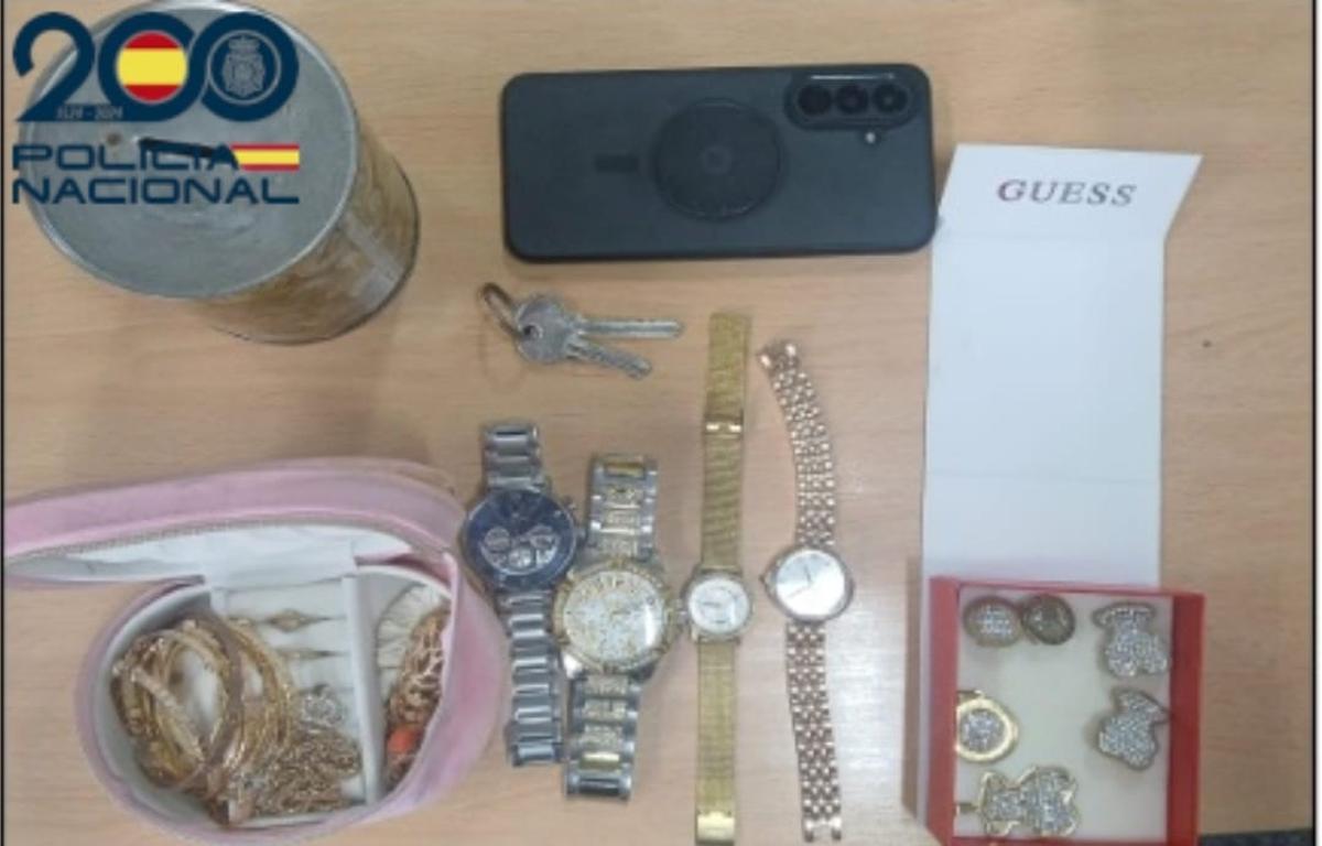 Relojes y joyas sustraídos por la banda de ladrones.