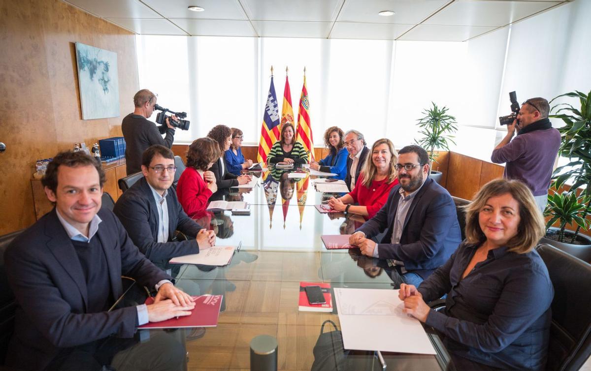 La reunión del Consell de Govern, presidido por Francina Armengol, celebrada la pasada legislatura en el Consell de Eivissa. | VICENT MARÍ