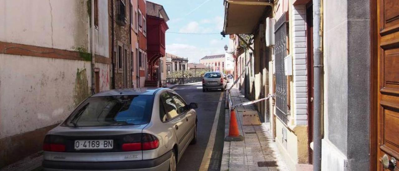 Un turismo circula ante los inmuebles precintados de la calle Doctor Cuesta Olay, ayer.