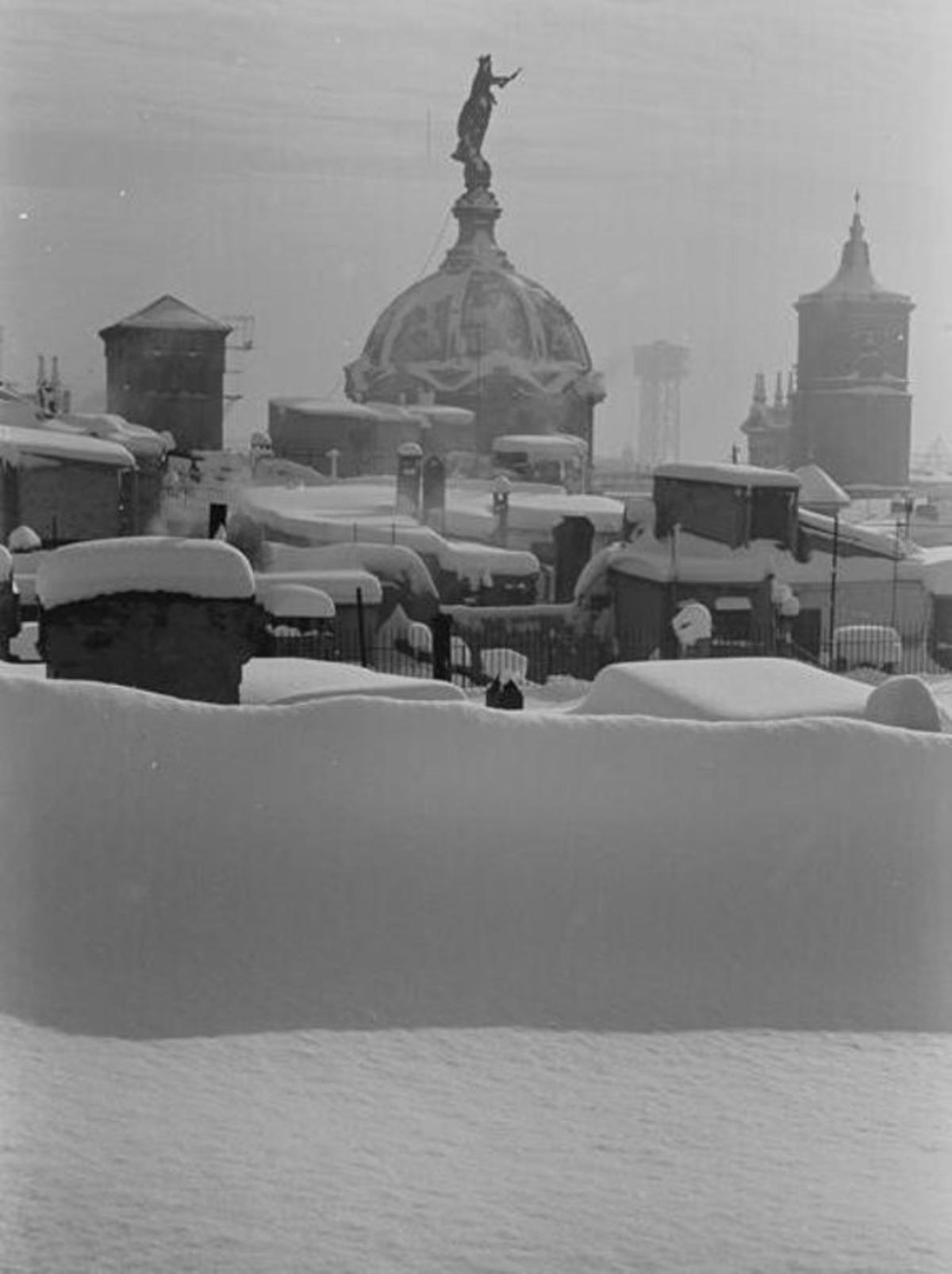 Nevada en Barcelona, 25 de diciembre de 1962. La figura de la cúpula Mercè, en la Navidad de hace 58 años.