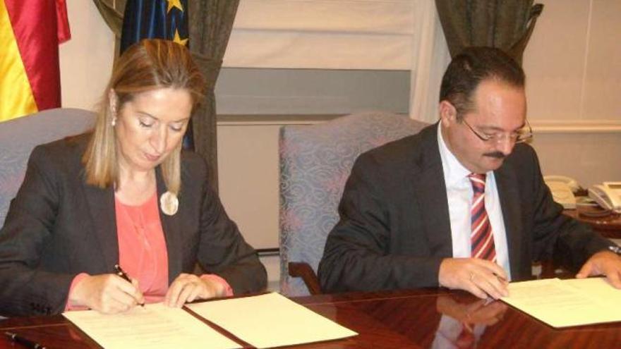 La ministra de Fomento, Ana Pastor, y Juan Carlos López, firmando, ayer, el protocolo en Madrid.