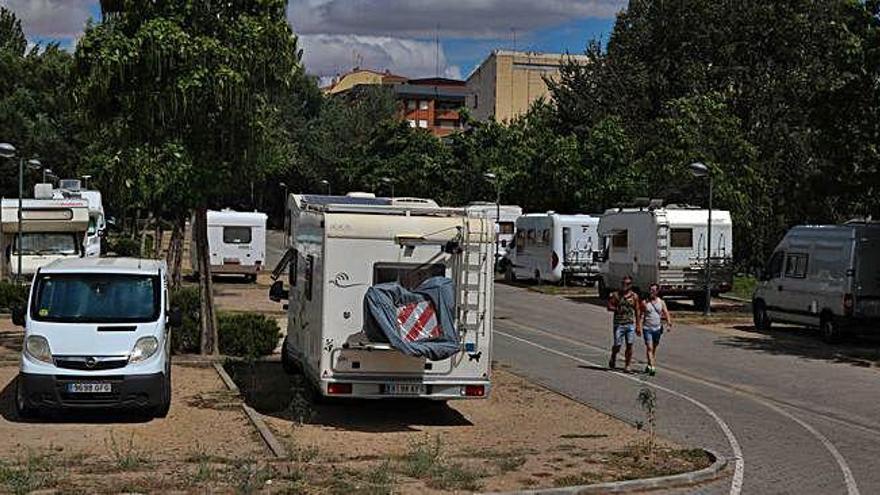 Varias caravanas aparcadas junto al bosque de Valorio.