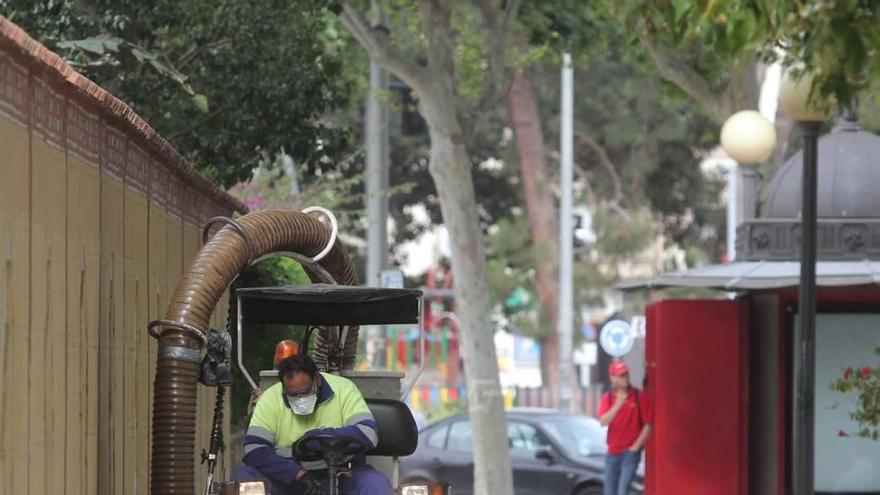 Un máquina aspiradora de Lhicarsa limpia la acera del instituto Jiménez de la Espada.