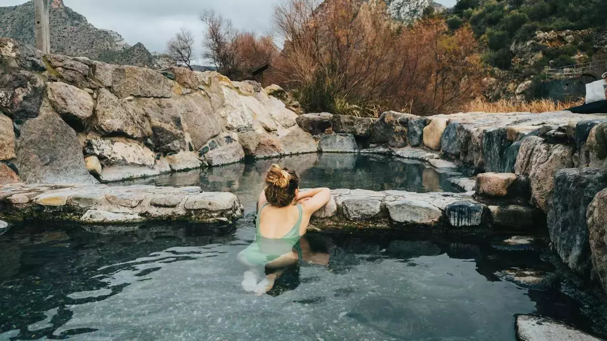 Tiene 436 habitantes y las aguas termales gratis más espectaculares de España: así es el pueblo más bonito de La Rioja