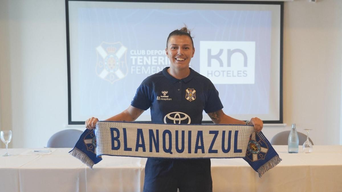 Aithiara Carballo, en su presentación como jugadora del Costa Adeje.