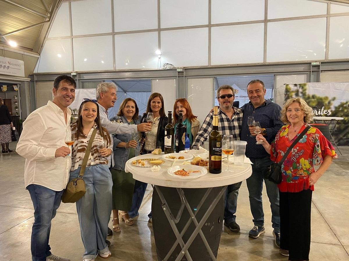 Un grupo de amigos brinda con vino de Moriles en el Pabellón de Cata.