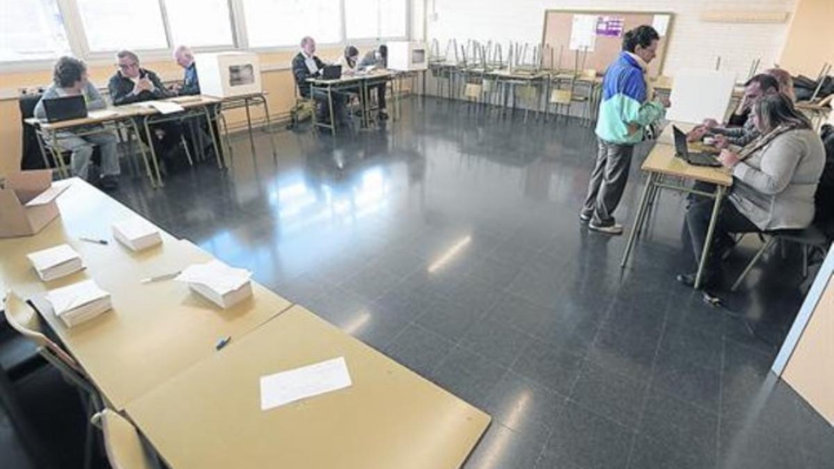 Aulas vacías 8 Algunas de las mesas dispuestas para la votación en el instituto Enric Borràs, en Badalona, ayer.