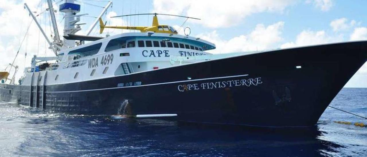 El atunero &quot;Cape Finisterre&quot;, de Tri Marine. // T. Marine