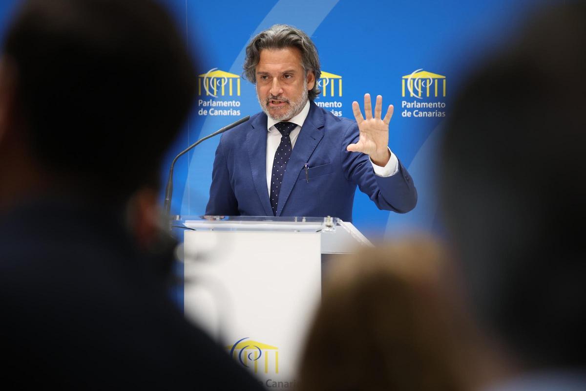 El vicepresidente segundo del Parlamento de Canarias y ex presidente del mismo, Gustavo Matos, comparece en el Parlamento de Canarias
