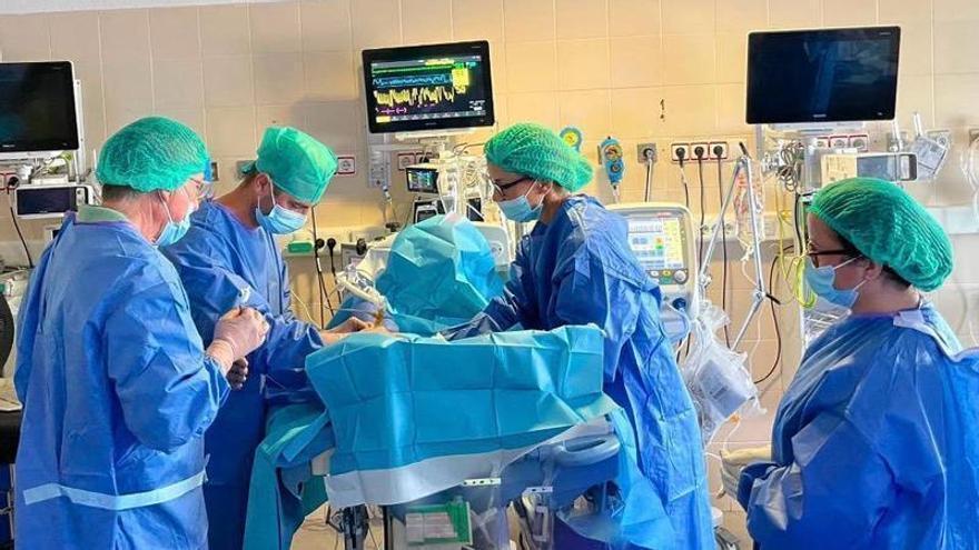 El Hospital General de Elche salva de la ceguera a un bebé prematuro de seis meses con una inyección intraocular