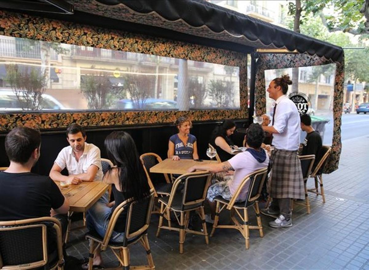 La terrassa del restaurant Toto, al carrer de València. La terrassa del restaurant Toto, al carrer de València.