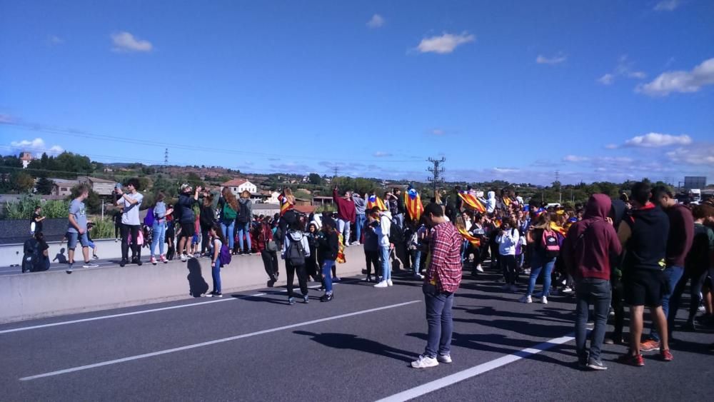 Els estudiants buiden les aules i tornen a tallar el trànsit a Manresa