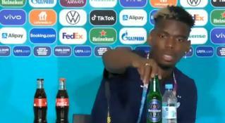 Pogba emula a Cristiano Ronaldo y retira una botella de cerveza