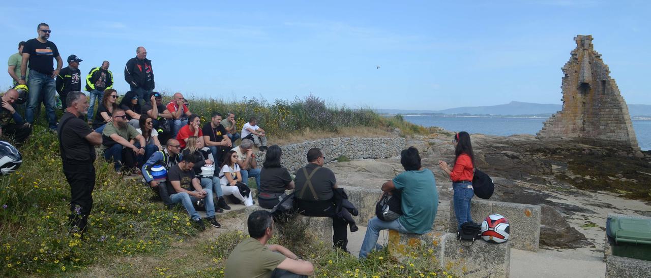 Los moteros durante la visita a Cambados.