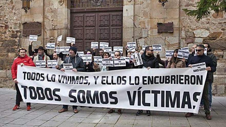 Exseminaristas, familiares y algunos vecinos, ayer en la concentración a las puertas del seminario diocesano de Astorga.