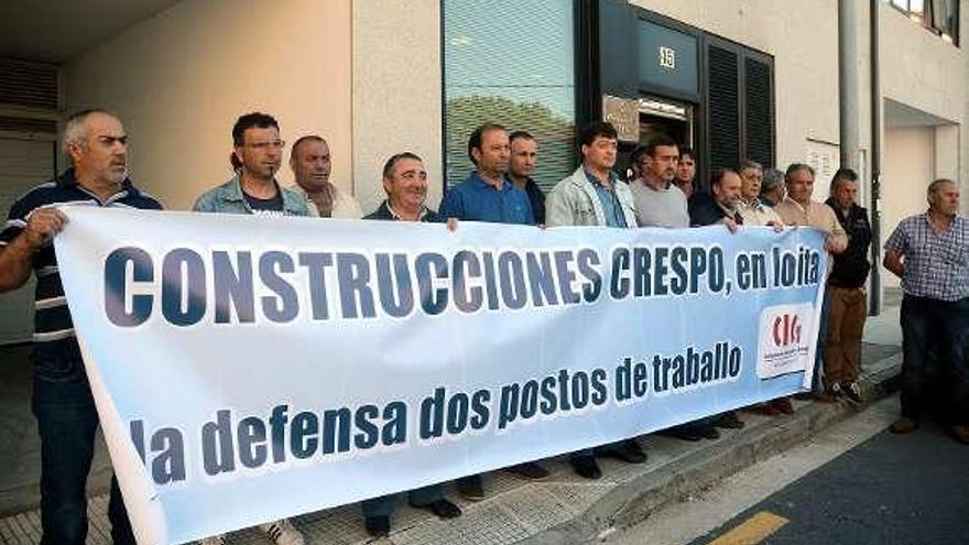 Concentración de trabajadores ante la sede de la empresa. // R.Vázquez