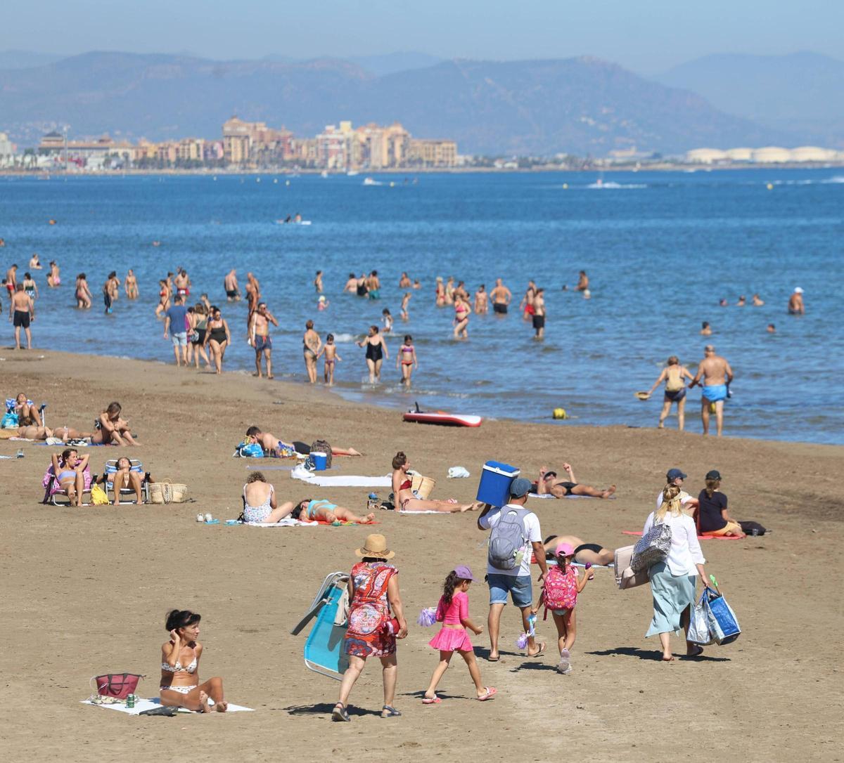 El buen tiempo llena la playa de la Malvarrosa en València El buen tiempo llena la playa de la Malvarrosa en València