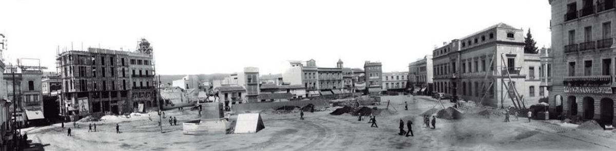 La plaza de las Tendillas en obras, durante 1927, con la recién instalada estatua del Gran Capitán.