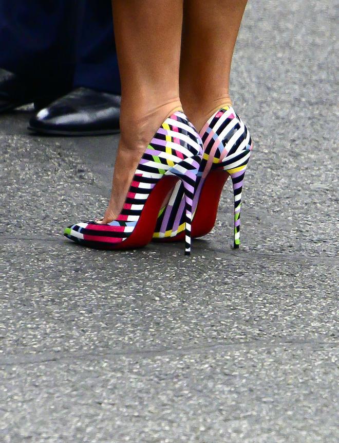 Zapatos de rayas de colores firmados por Louboutin