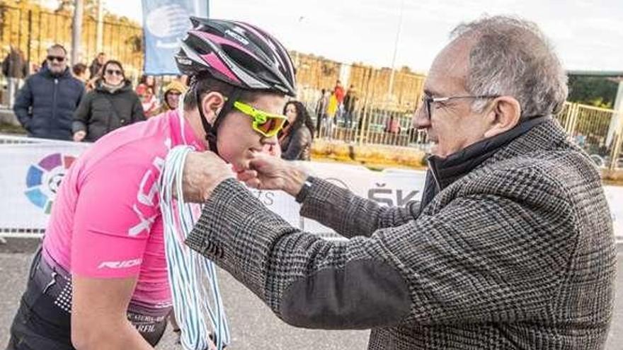 López Cerrón entregando una medalla. // FDV