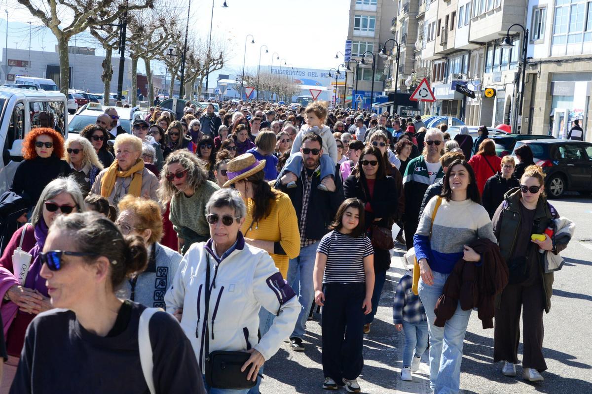 Centenares de personas se manifiestan por el Día de la Mujer Trabajadora en Cangas