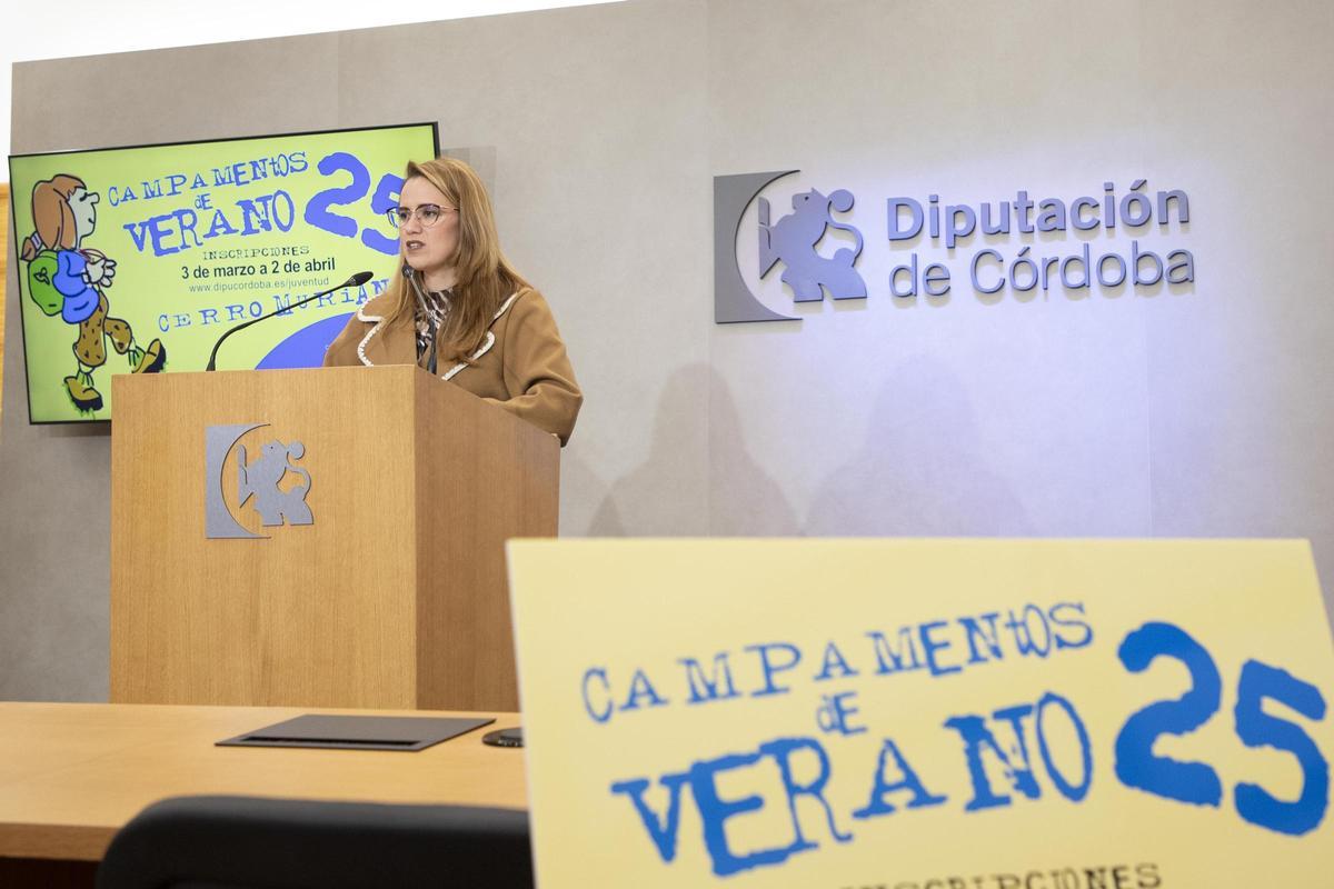 La delegada de Juventud de la Diputación de Córdoba, Sara Alguacil, presenta las actividades.