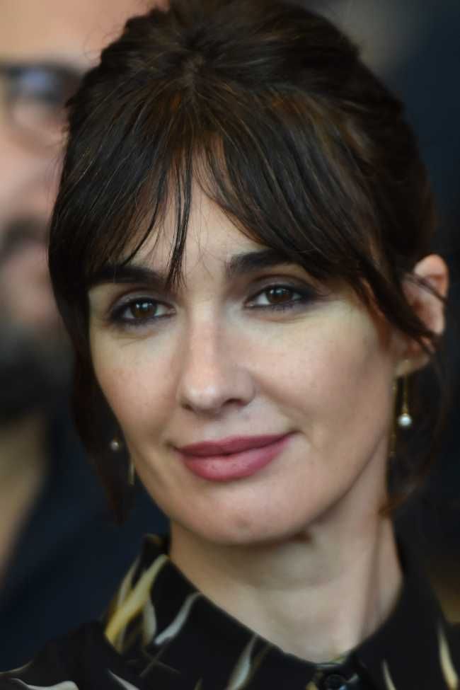 Paz Vega tiene el peinado con flequillo ideal y muy favorecedor si tienes  el pelo corto y rizado  Woman