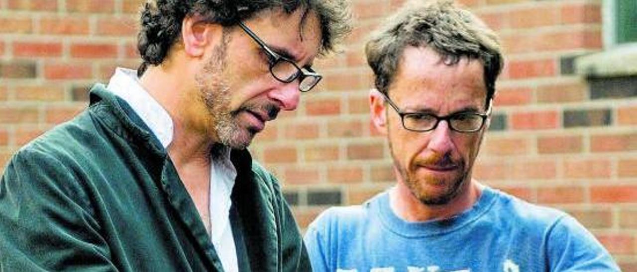 Joel Coen (izquierda), junto a su hermano Ethan, durante el rodaje de una de sus películas. | AGE FOTOESTOCK