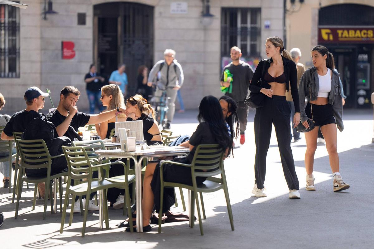 Jóvenes en una terraza de un bar en Barcelona.