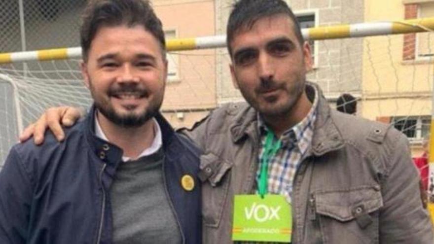 Gabriel Rufián es fotografia amb un apoderat de Vox i acaba demanant disculpes