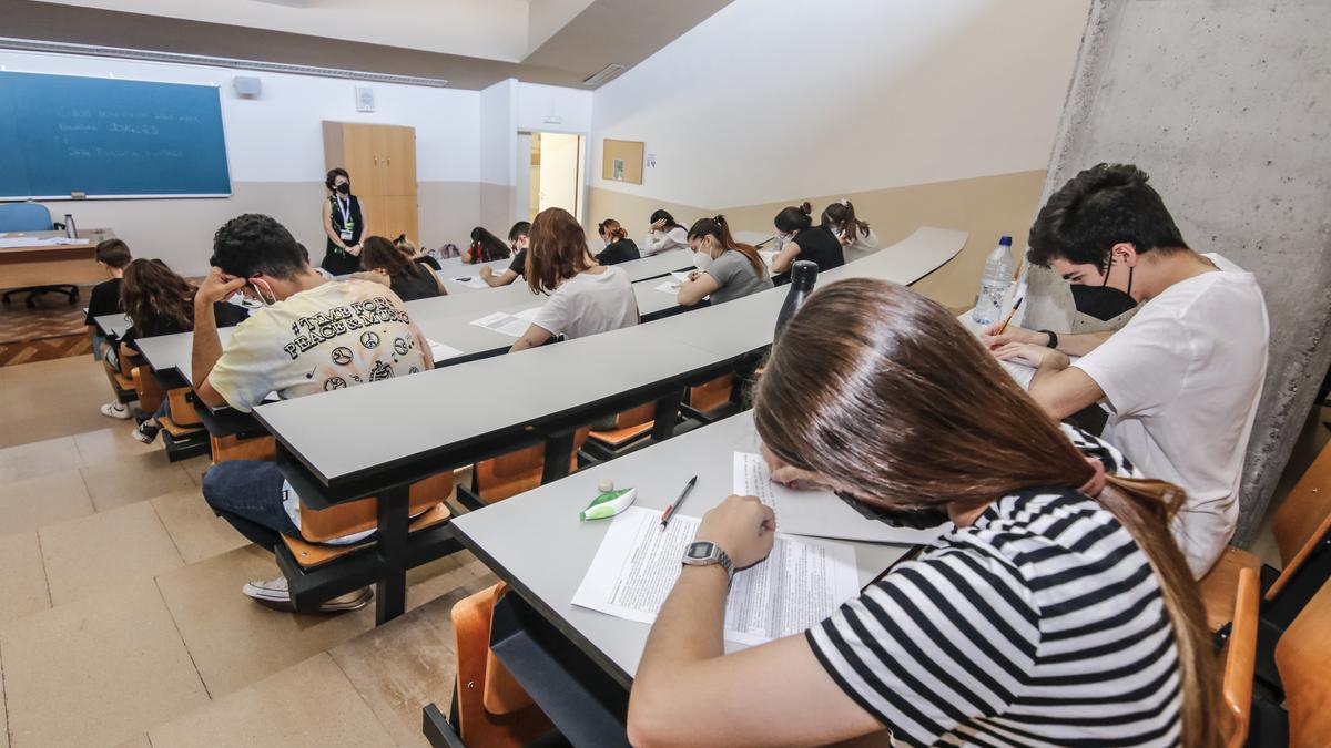 Alumnos durante un examen de la EBAU.