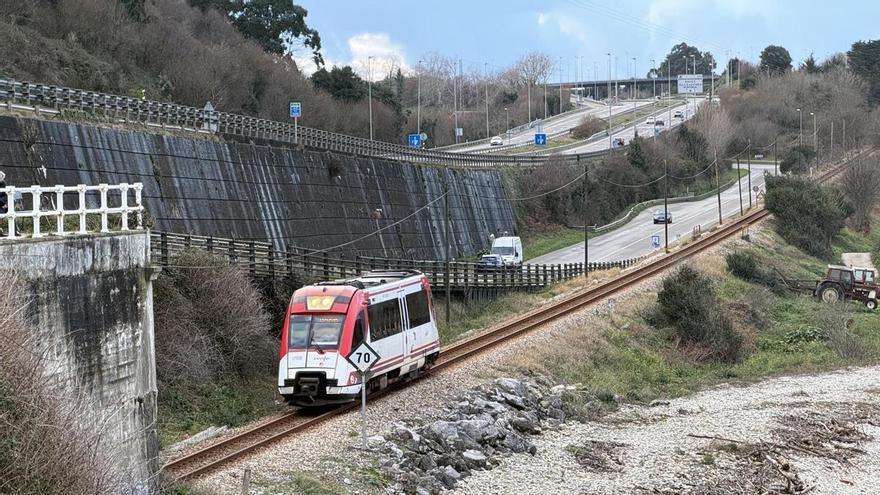 El trazado de FEVE en el Oriente, una carrera de obstáculos: 236 pasos a nivel y 37 de limitaciones de velocidad