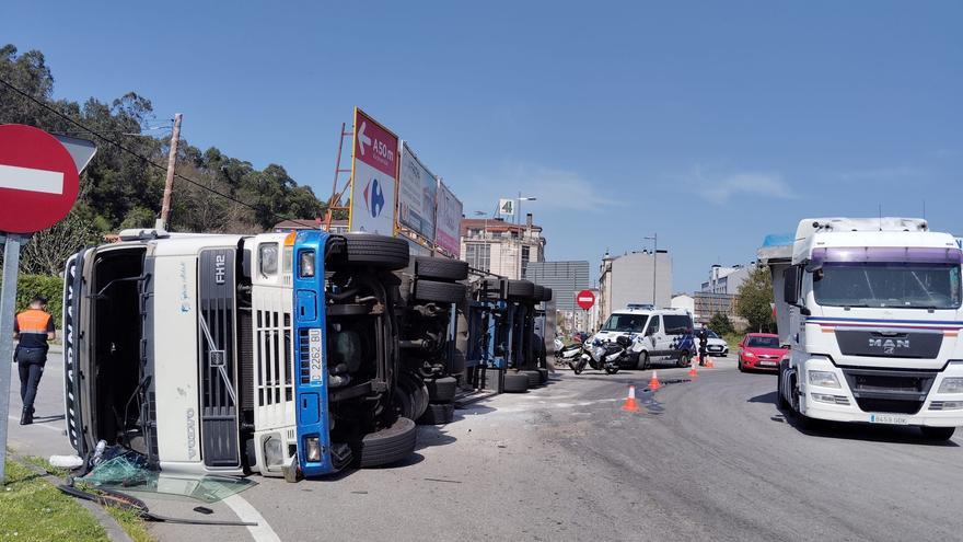 Las tareas para retirar el camión volcado en O Pino causan problemas de tráfico