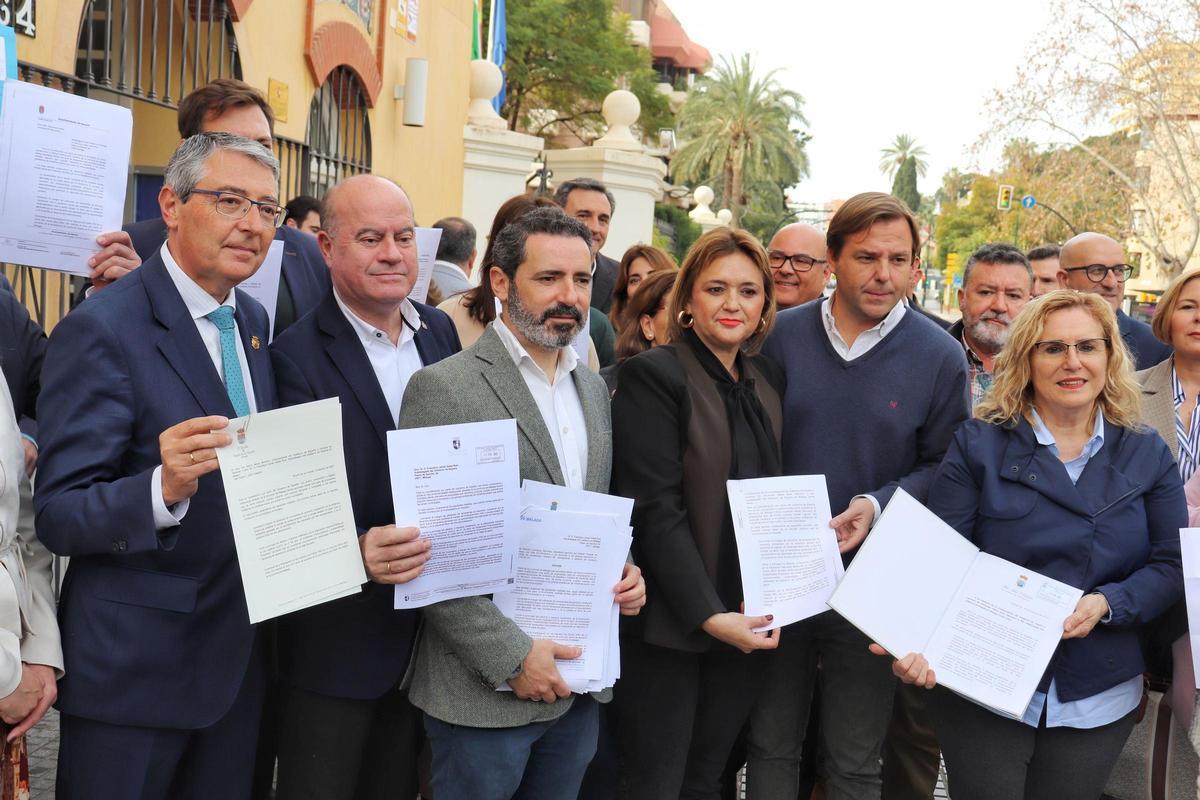 Alcaldes y dirigentes populares muestran la carta.