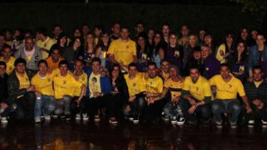 Los participantes en «la cenona» del pasado sábado, en el lagar Arbesú, en Santa Marina.