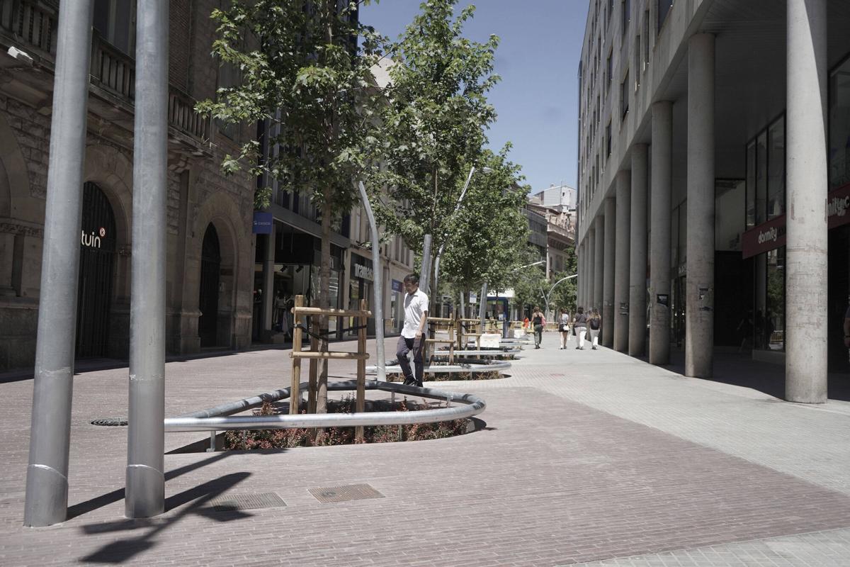 MANRESA . CARRER GUIMERA OBRES . ILLA VIANANTS . ZONA PEATONAL